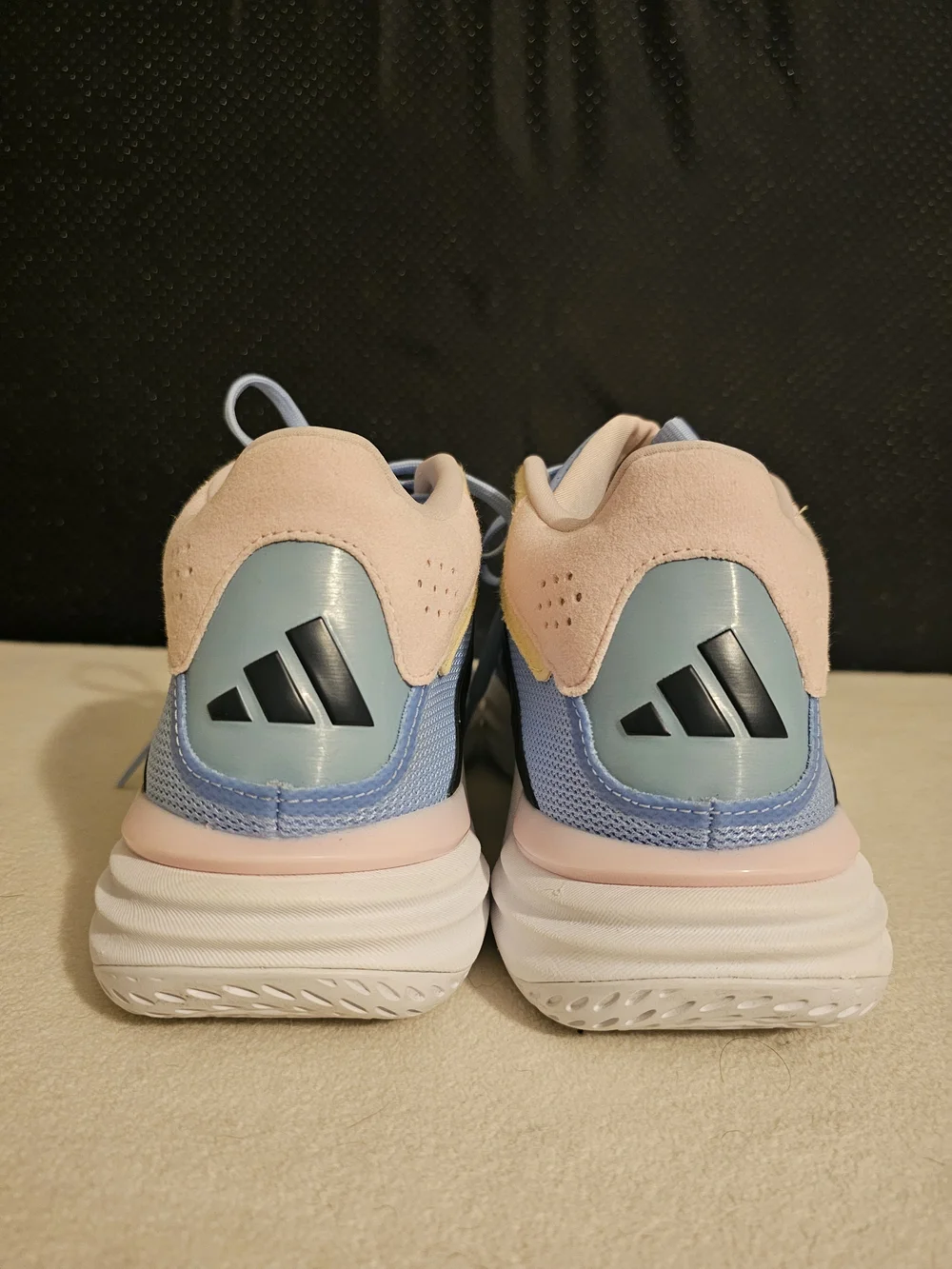 WORN ONCE EXELLENT LIKE NEW! ADIDAS Wmns Court Stabil Athletic Snikers SZ 9.5